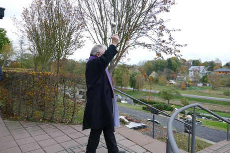 Gräbersegnung auf dem Friedhof in Naumburg